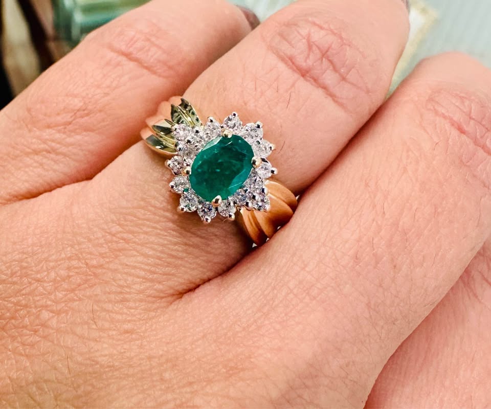 1.00 Carat Colombian Emerald and Diamonds Ring in 14 Karat Yellow Gold