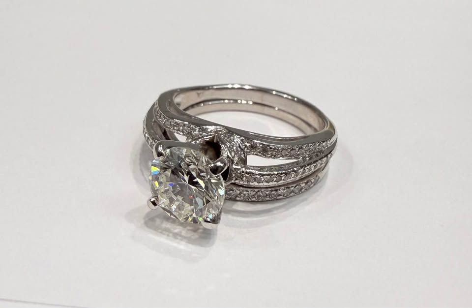 1.87 Carat Natural Diamonds Engagement ring in 14k gold