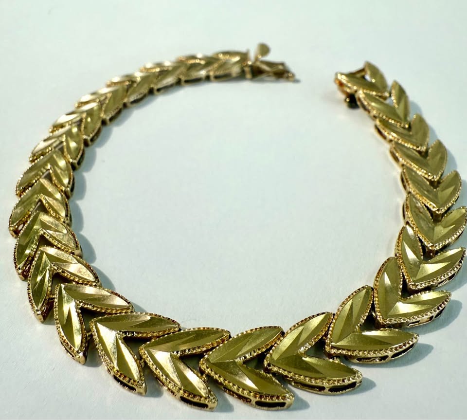 Elegant 14K Yellow Gold Leaf Motif Stacking Bracelet Etched Reflective Accents