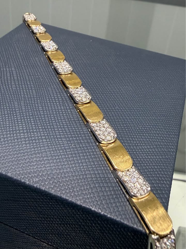 14 Karat Natural Diamonds 3CTW Beautiful Bracelet With Satin Finish. 18.50grams