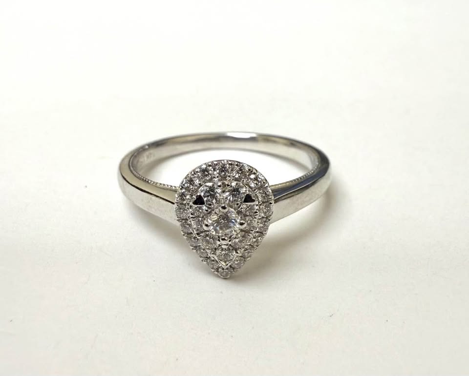 14karat Pear Shape White Gold 0.25CTW Natural Diamonds VS2-G Engagement Ring