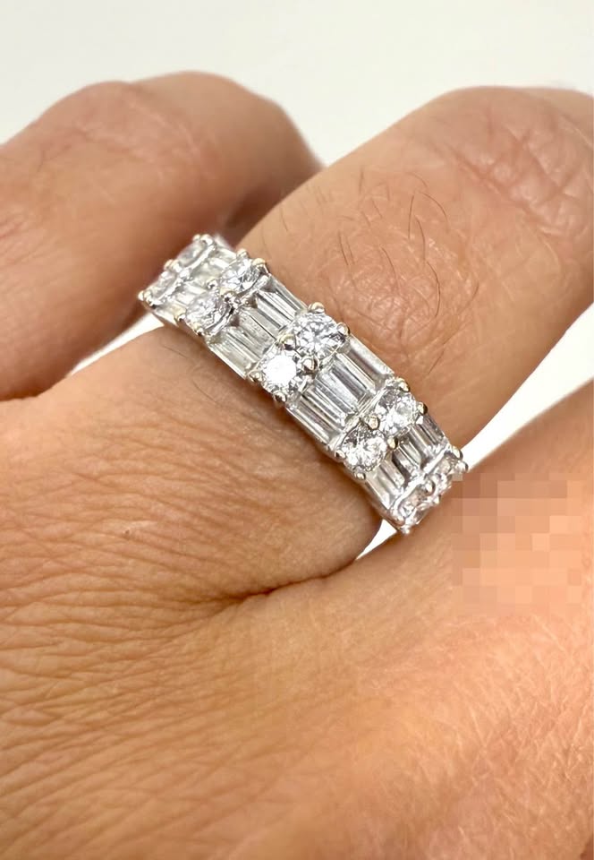 18Karat White Gold Natural Diamonds 1.23CTW Baguette and Round
