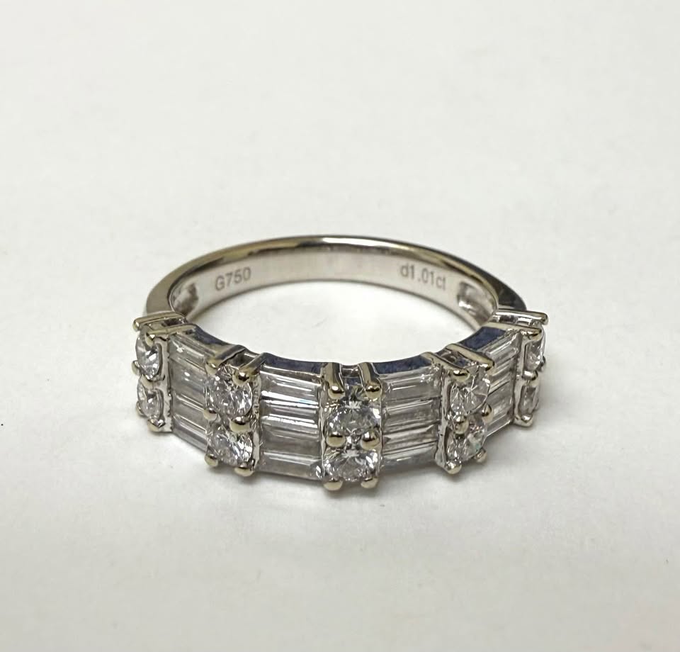18Karat White Gold Natural Diamonds 1.23CTW Baguette and Round