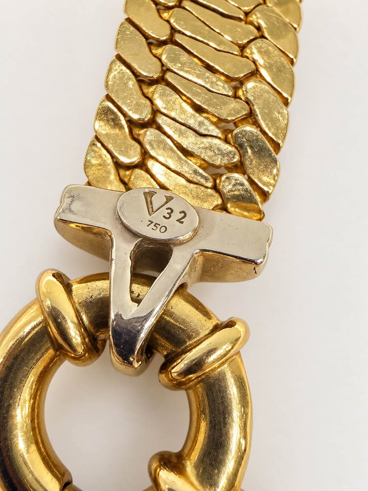 18Karat Yellow gold 10mm wide Bracelet with floaty sturdy clasp stamped 750