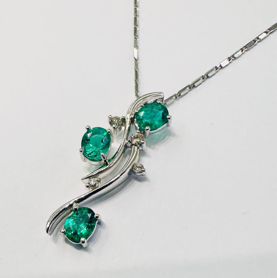 One of a kind 18karat Natural Colombian Emeralds and Diamonds Necklace