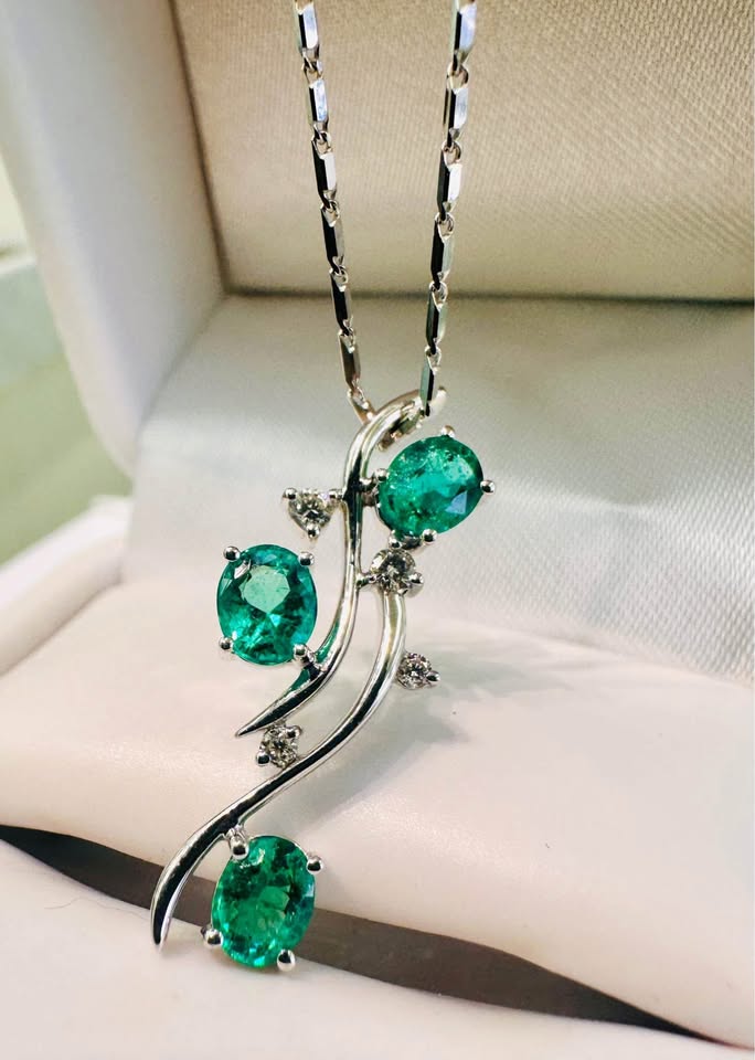 One of a kind 18karat Natural Colombian Emeralds and Diamonds Necklace