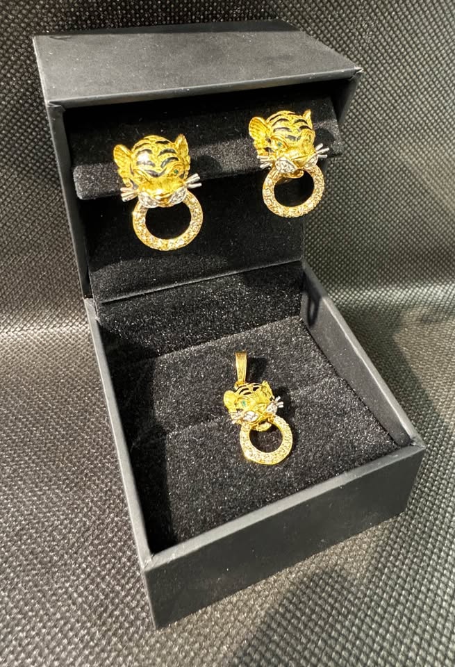 Unique 18karat Tigger Head Set With Natural Diamonds & Emeralds