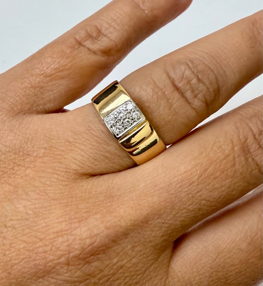 Beautiful Low Profile 18karat Gold and Diamonds Ring 8mm 0.15CTW