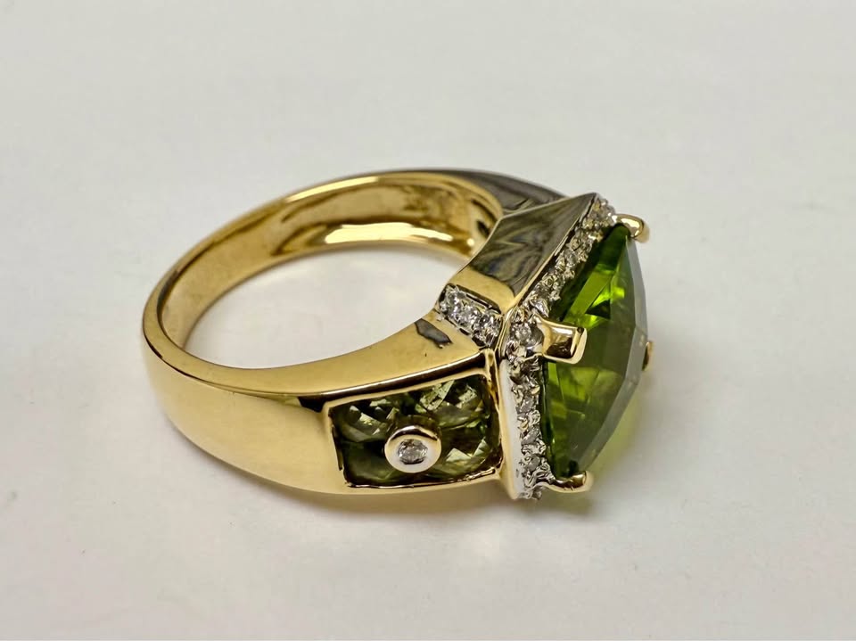 One of a kind 18karat yellow Gold Natural 5 Carat Peridot and Diamonds Dinner Ring