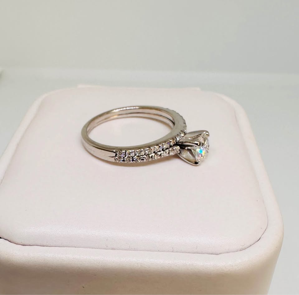Beautiful 19karat gold Natural Diamonds Engagement Ring 0.75ctw VS1-G