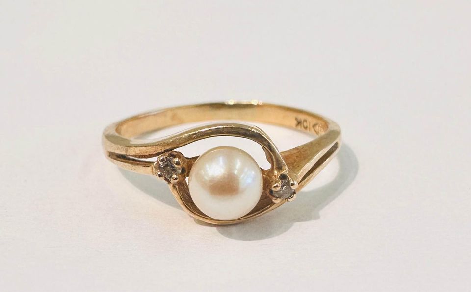 Antique Fresh water pearl and diamonds ring in 10k