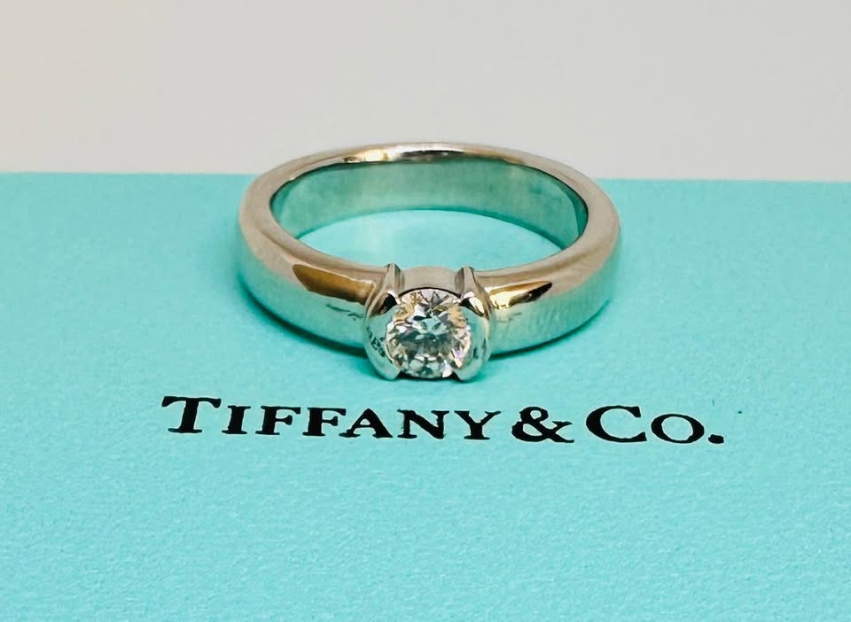 Beautiful Tiffany & Co Platinum Solitaire 0.39carat G-VS1 with Box and Papers