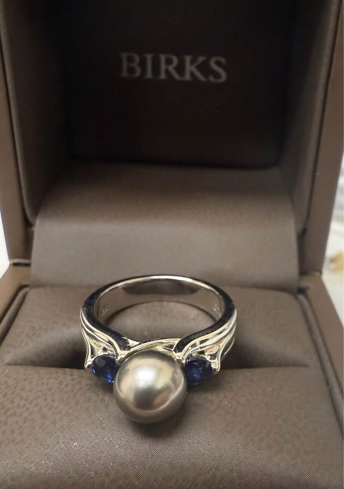Birks 18karat white gold ring with Natural AAA Sapphires and Tahitian Pearl