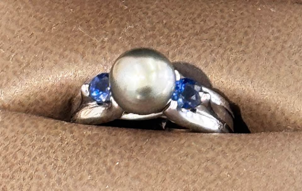 Birks 18karat white gold ring with Natural AAA Sapphires and Tahitian Pearl
