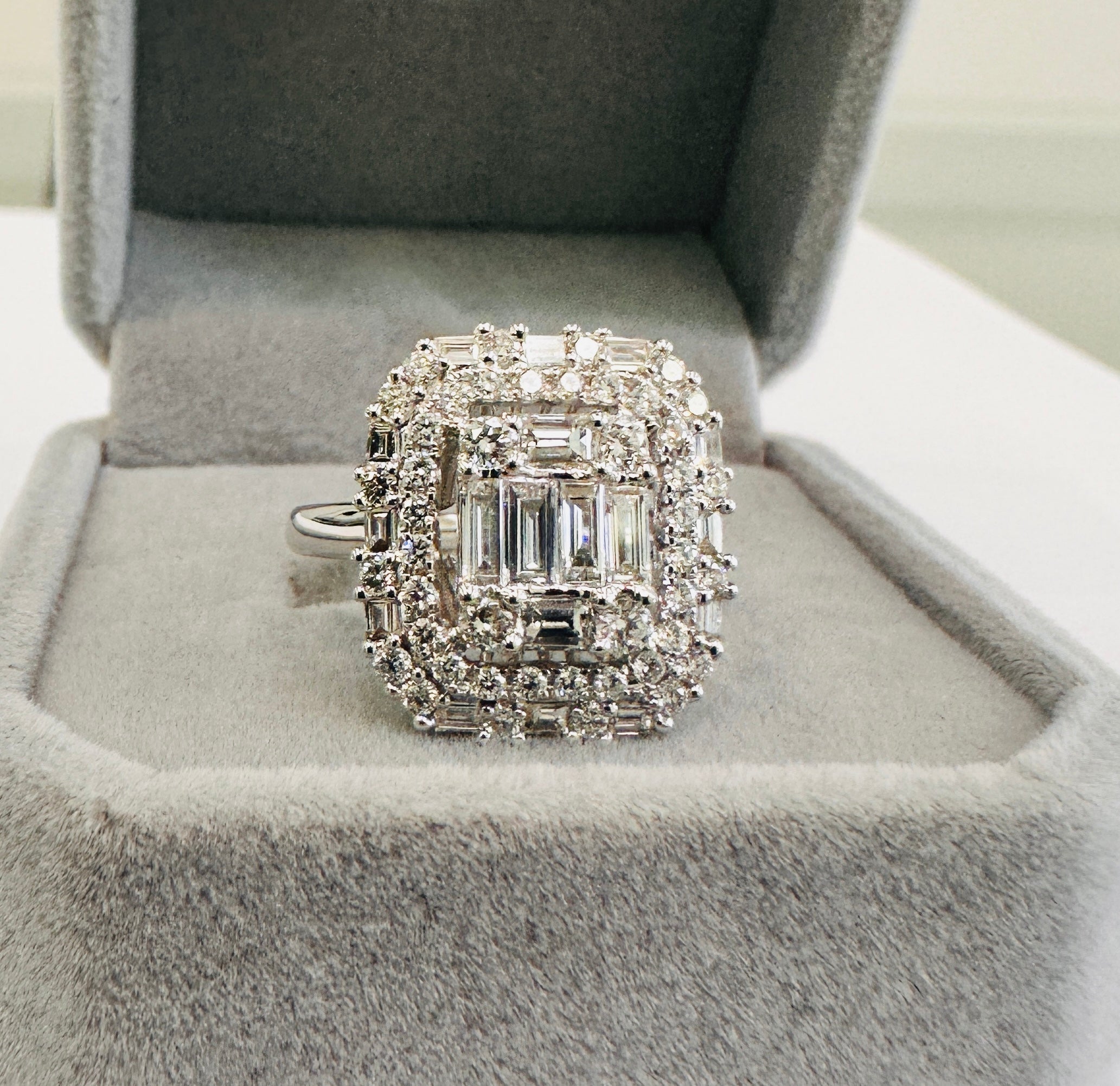 18 Karat White gold 2.00CTW Natural Diamonds VVS1-F