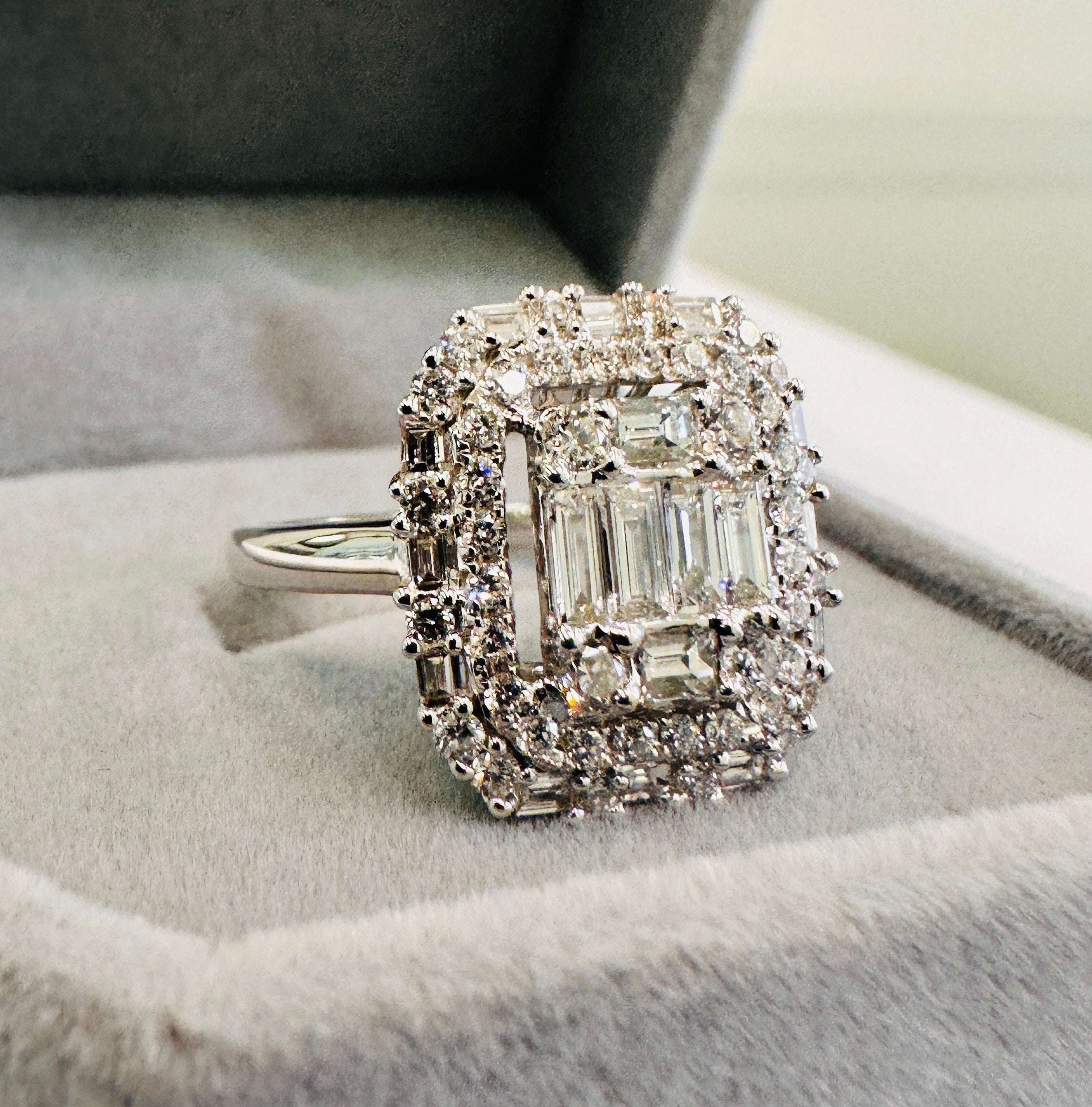 18 Karat White gold 2.00CTW Natural Diamonds VVS1-F