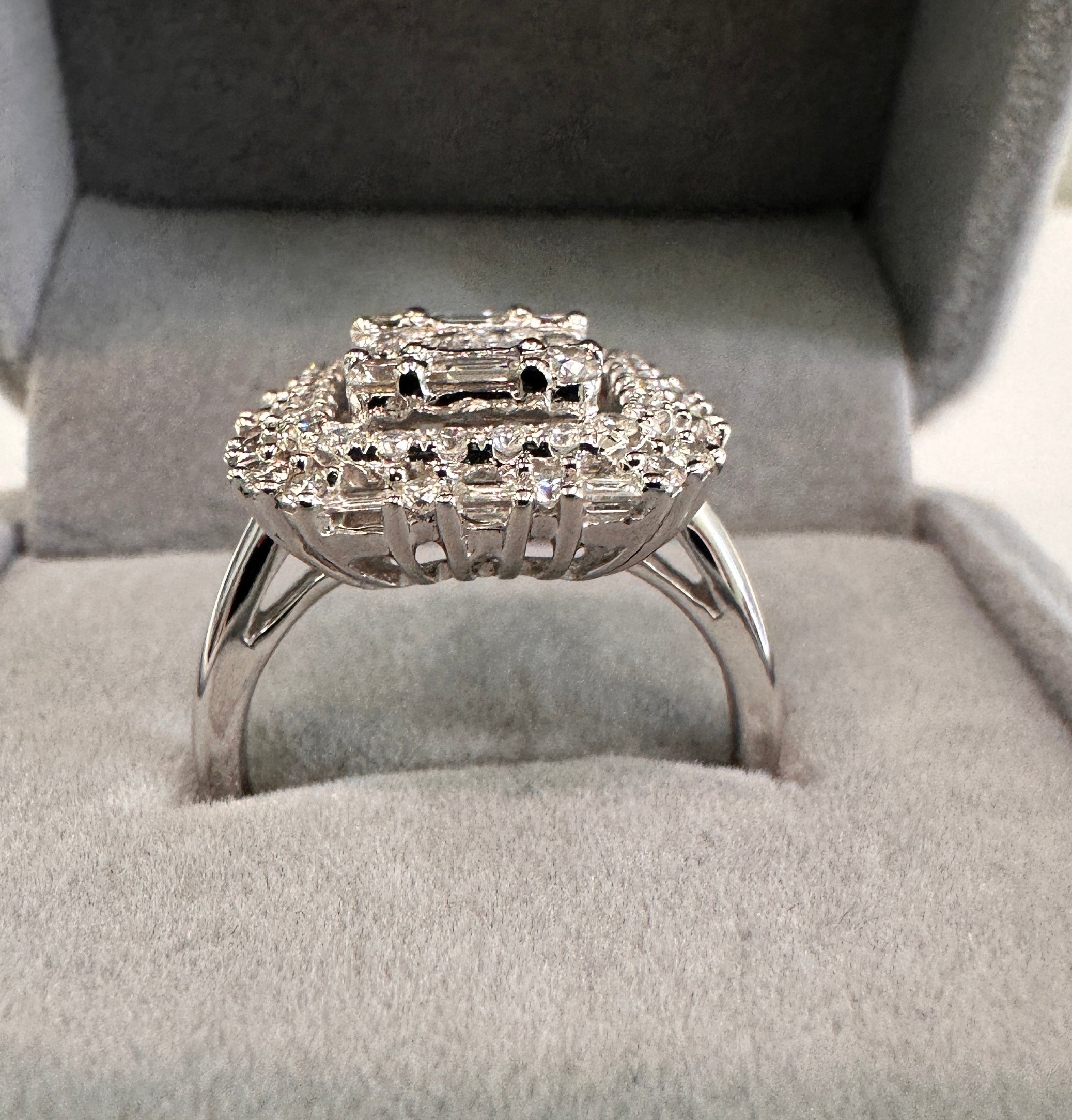 18 Karat White gold 2.00CTW Natural Diamonds VVS1-F