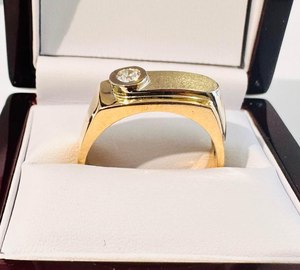 Men’s Gold Signet Ring sets with Natural Diamond 0.30Carat