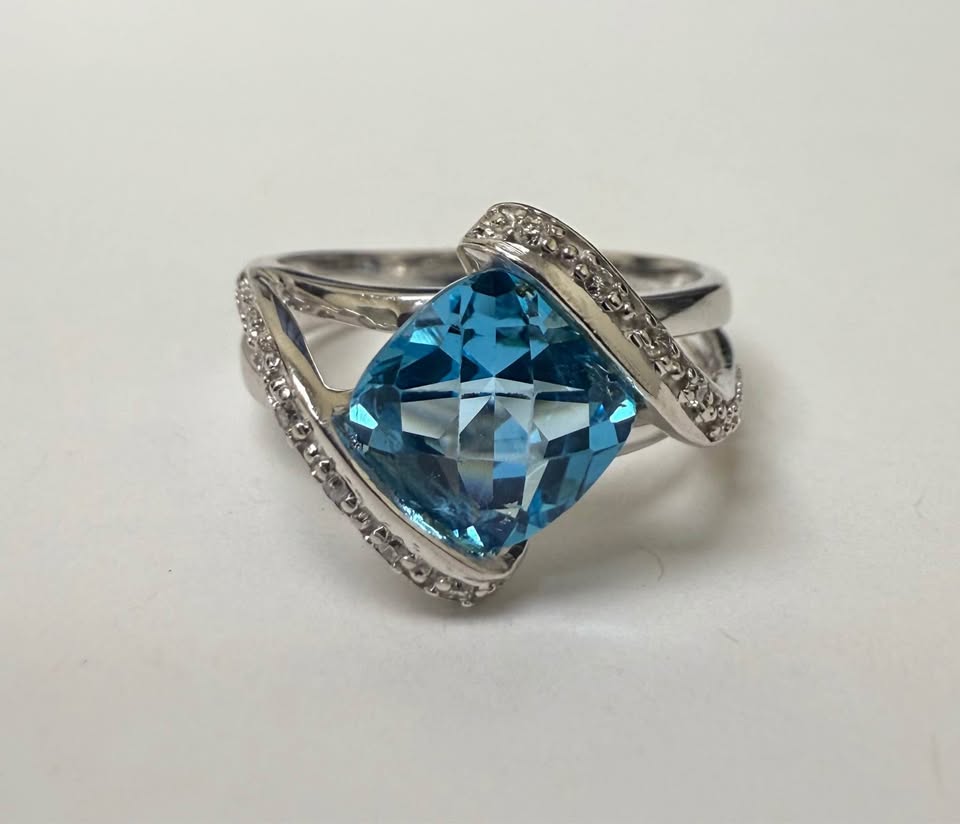 Beautiful Natural Blue Topaz and Diamonds 2.00Carat Cushion cut Dinner Ring in 10k White Gold