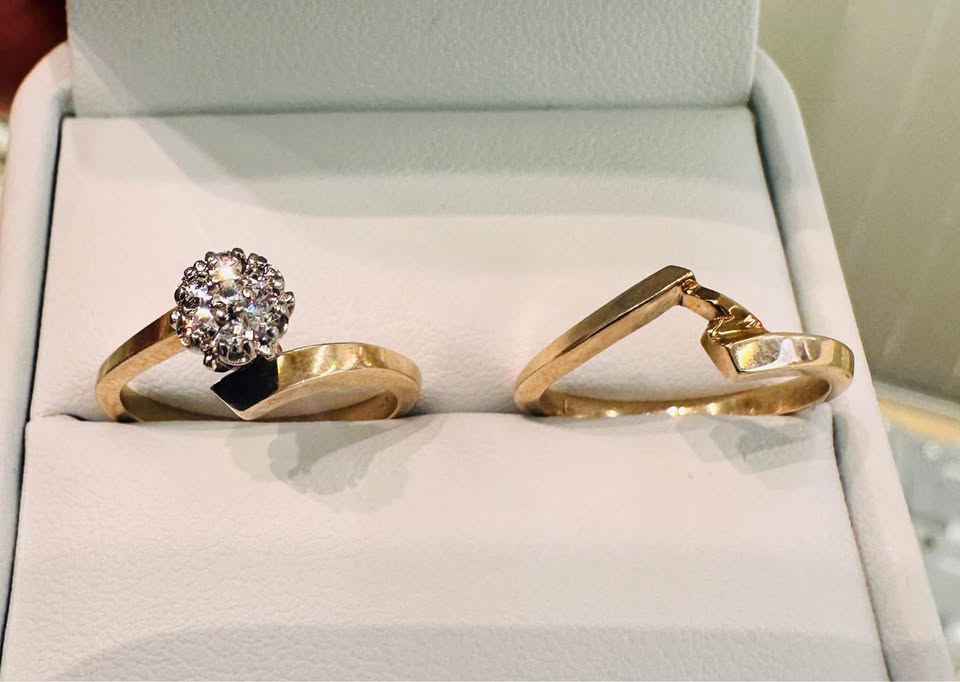 Beautiful Vintage Cluster Natural Diamonds 14k Yellow Gold Wedding Set