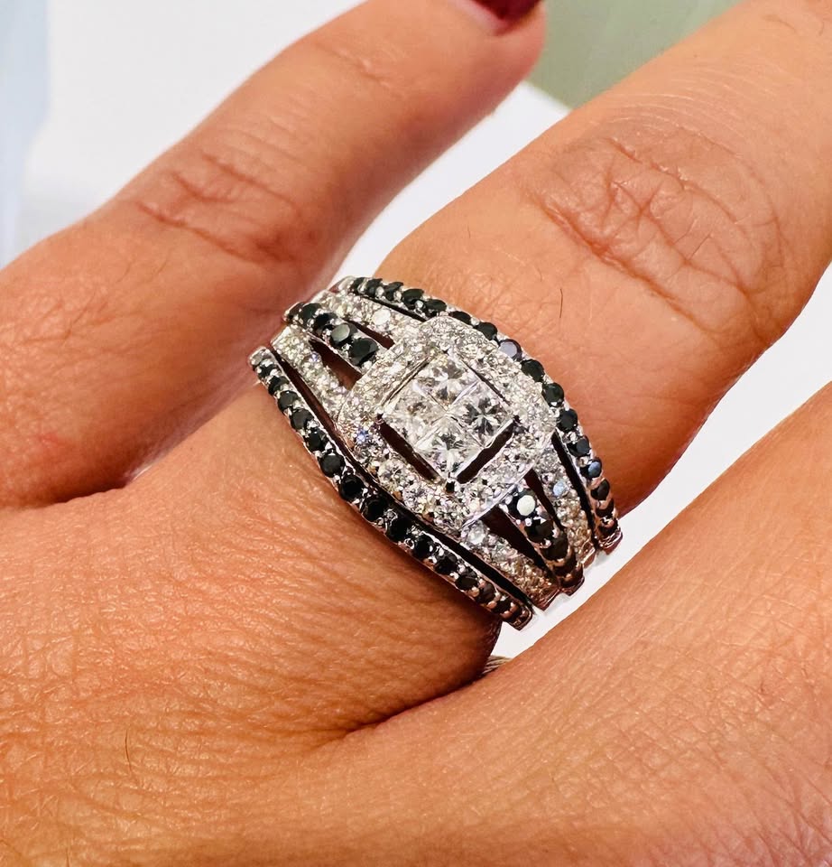 Beautiful Black & White Natural Diamonds 1.00ctw Cluster Ring In 14k