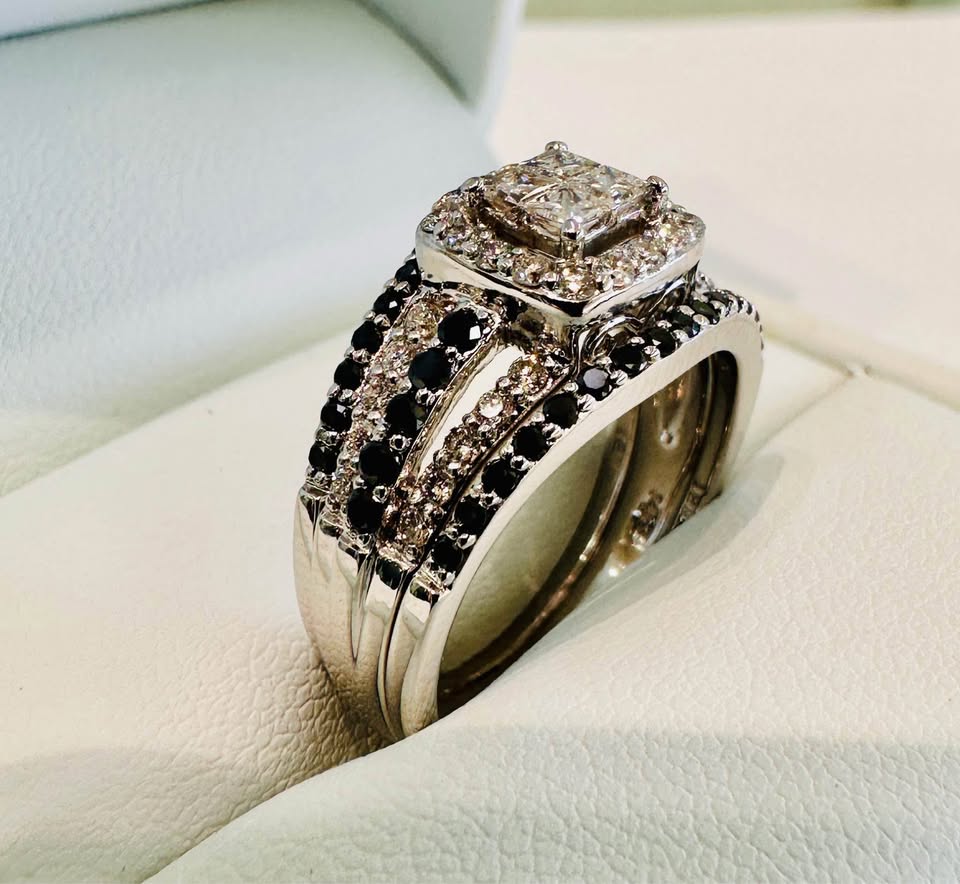 Beautiful Black & White Natural Diamonds 1.00ctw Cluster Ring In 14k