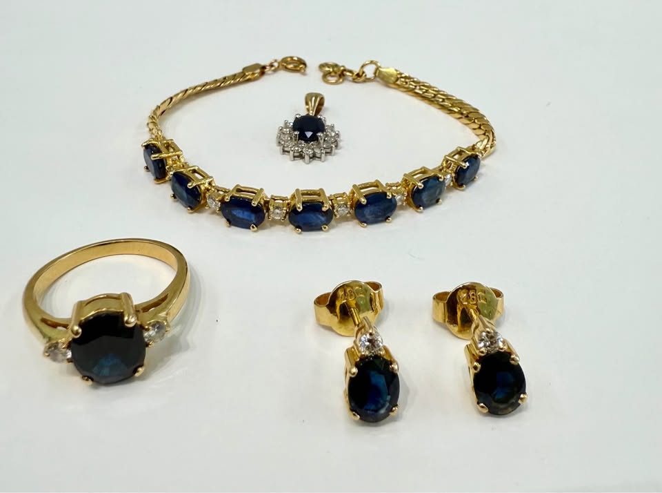 One of a kind Natural Sapphires and Diamonds 18k 4 pcs Set