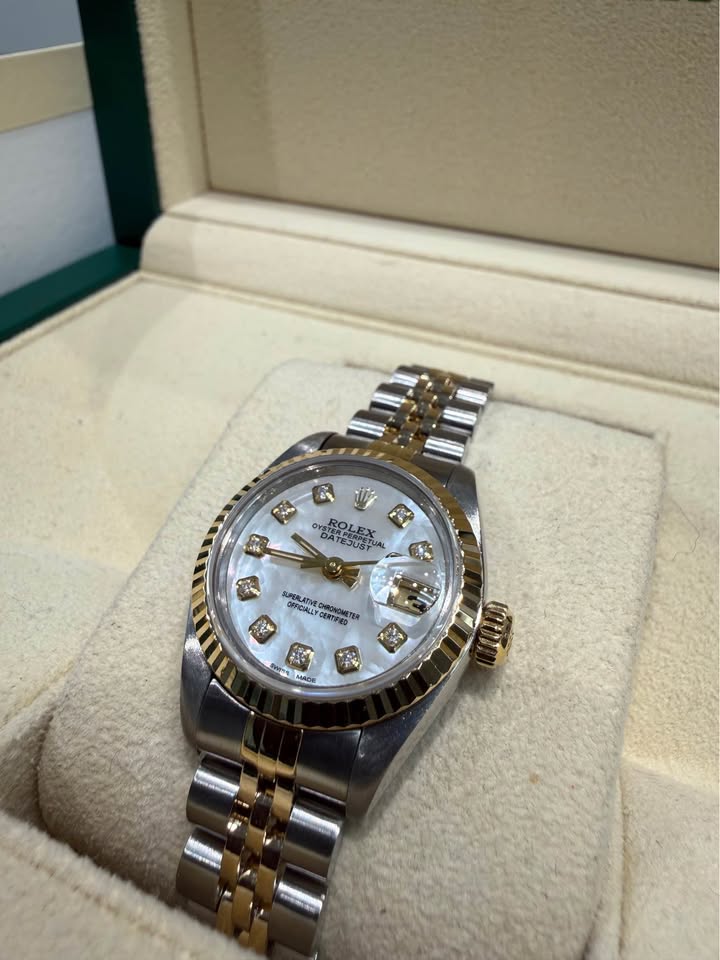 Stunning Rolex Datejust 26mm Diamond Dial Mother of Pearl -Mint Condition