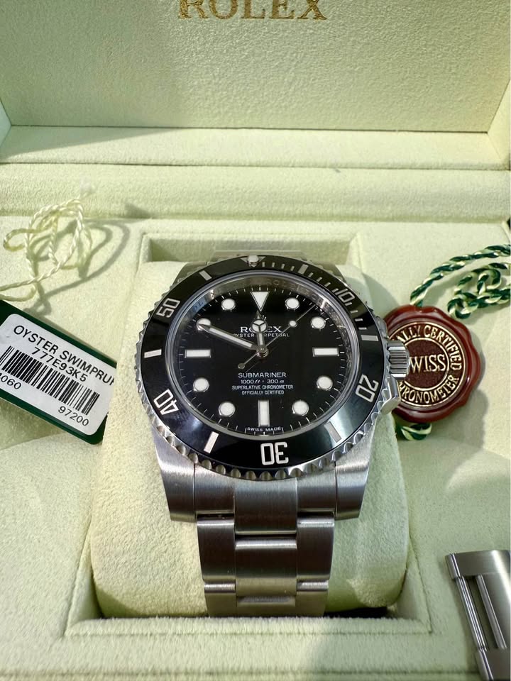 Rolex Submariner Like New , Full Set 2014, Inner & Outer boxes ,Tags, All Links ,Catalogues