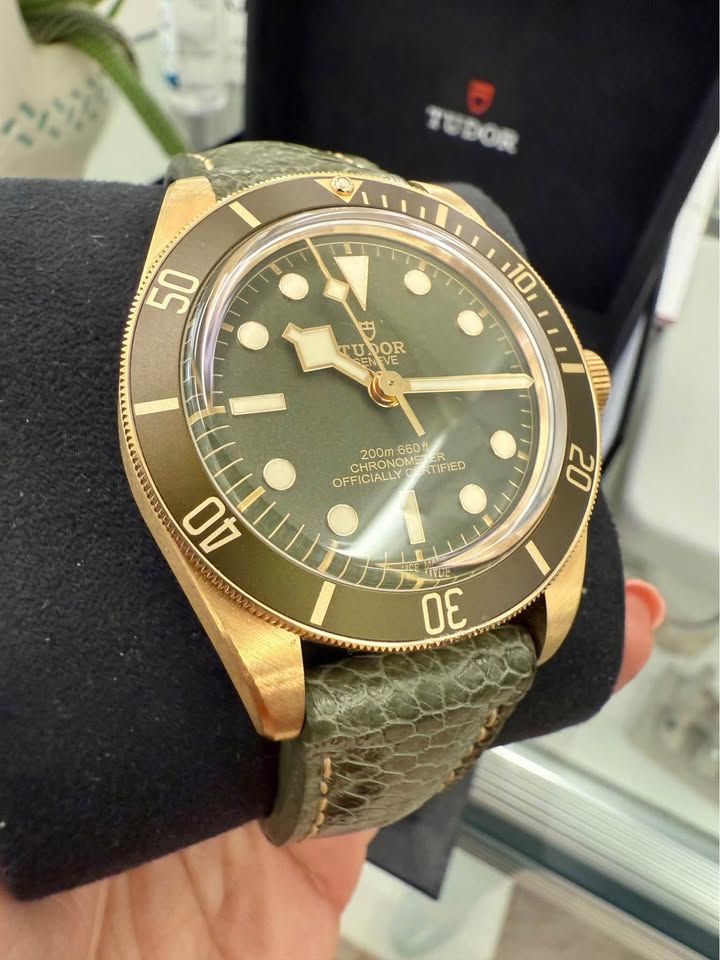 Tudor Black Bay 18karat Gold Model# 79018V, Special Edition Genuine Strap 39mm, Full set