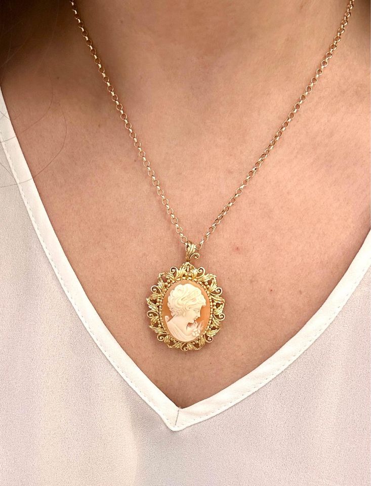 Vintage Cameo Shell pendant/Brooch 13.50 Carat