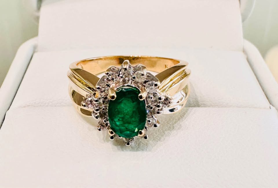 1.00 Carat Colombian Emerald and Diamonds Ring in 14 Karat Yellow Gold