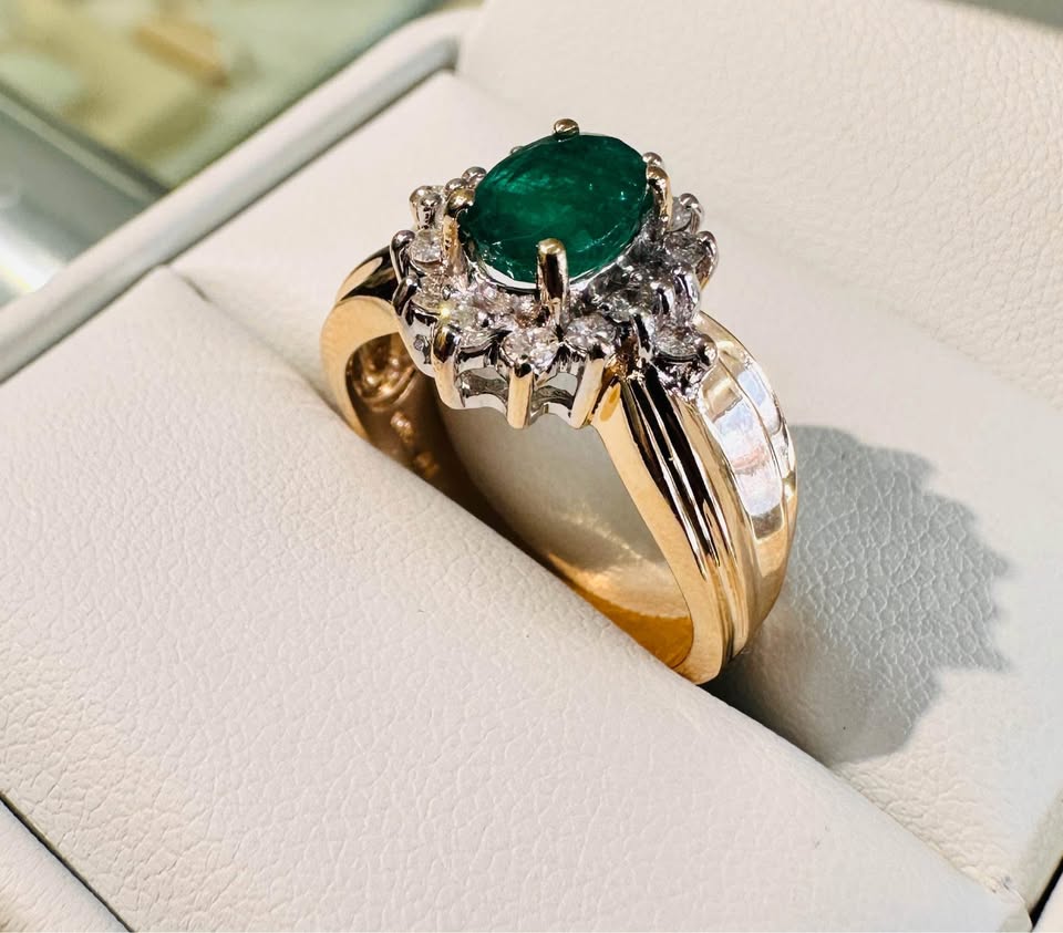 1.00 Carat Colombian Emerald and Diamonds Ring in 14 Karat Yellow Gold