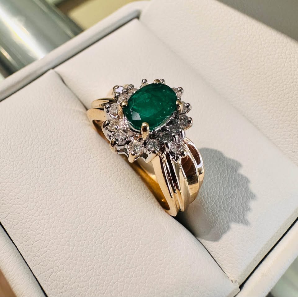 1.00 Carat Colombian Emerald and Diamonds Ring in 14 Karat Yellow Gold