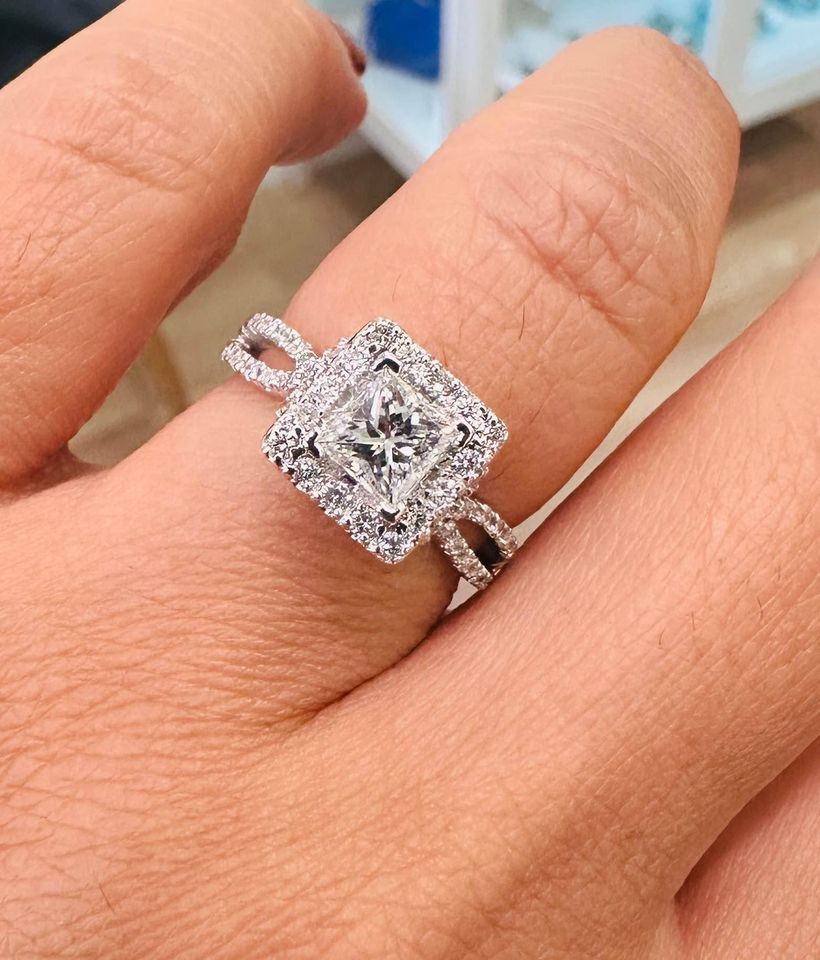 Gorgeous 1.52 Carat Natural Diamonds Princess Cut Engagement Ring in 14karat gold VS2-G