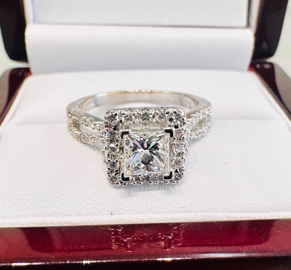 Gorgeous 1.52 Carat Natural Diamonds Princess Cut Engagement Ring in 14karat gold VS2-G