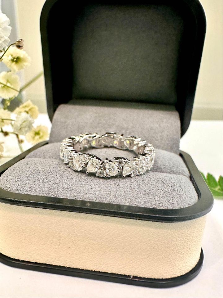 10Karat White Gold Eternity Band 2.50CTW