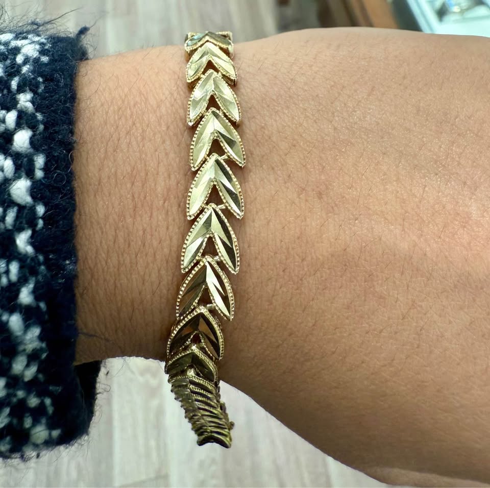 Elegant 14K Yellow Gold Leaf Motif Stacking Bracelet Etched Reflective Accents
