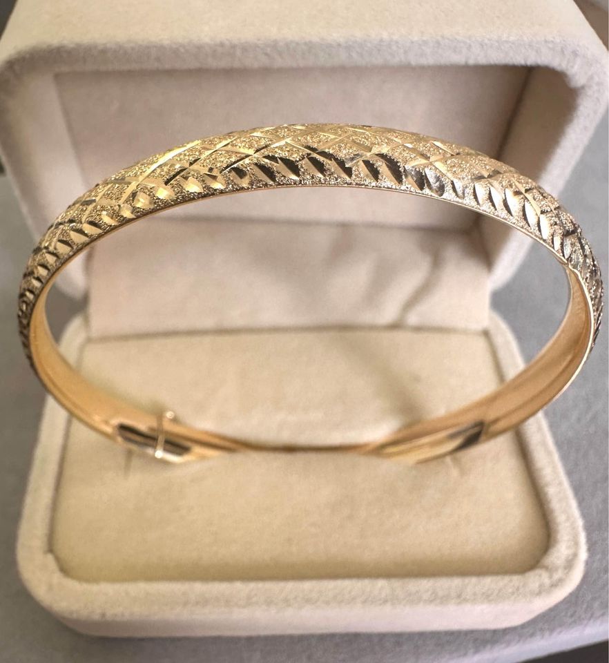 14K yellow gold Diamond Cut Textured Bangle with box lock clasp