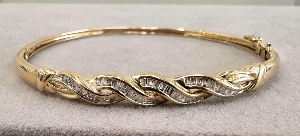 14k Yellow Gold Diamond Set Hinged Bangle 1.00CTW