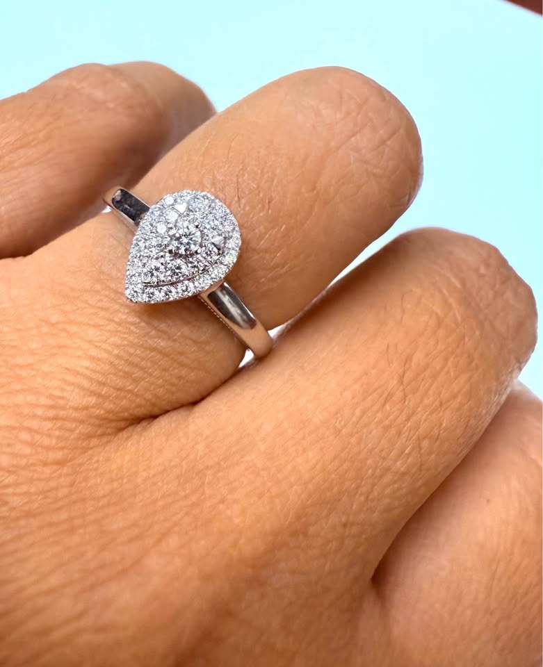14karat Pear Shape White Gold 0.25CTW Natural Diamonds VS2-G Engagement Ring
