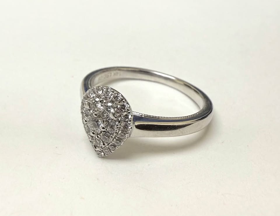 14karat Pear Shape White Gold 0.25CTW Natural Diamonds VS2-G Engagement Ring