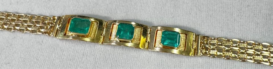 18Karat Natural Colombian Emeralds 3.35 Carats 12.4 Grams Bracelet