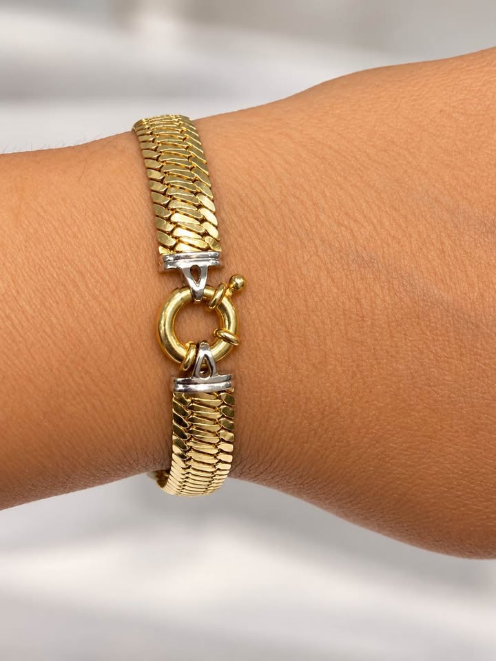 18Karat Yellow gold 10mm wide Bracelet with floaty sturdy clasp stamped 750