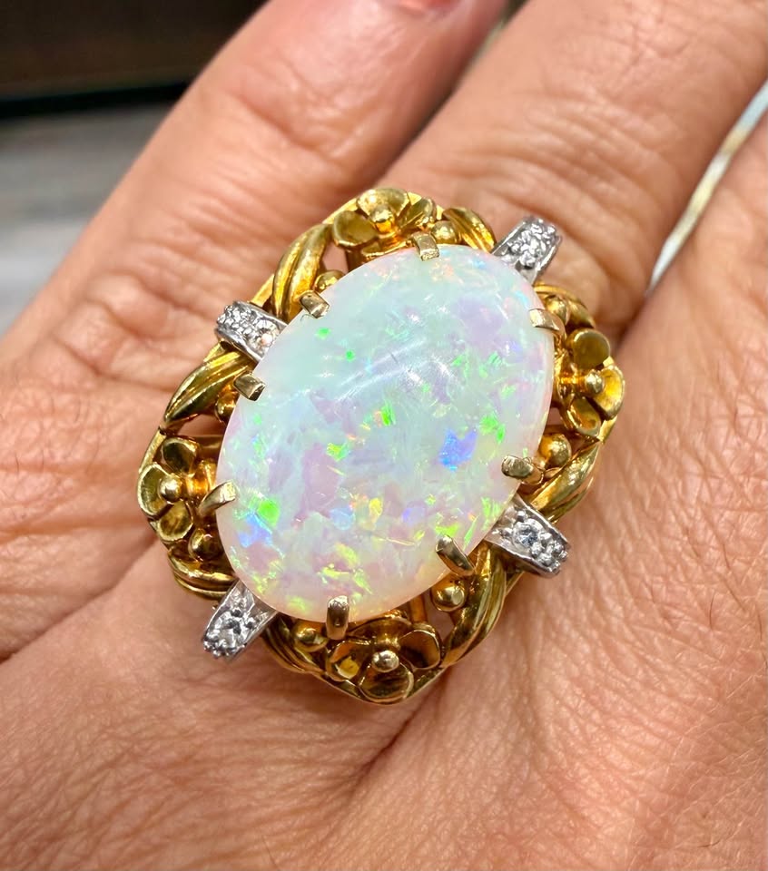 Unique 18k Gold Vintage 9.03Carat Opal With Natural Too Quality Diamonds 11.5 Grams