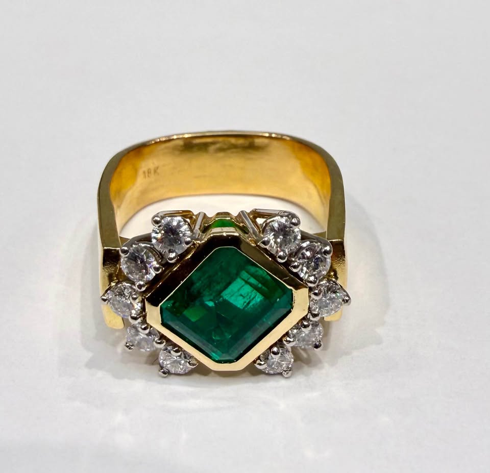 Stunning 18karat Custom Natural Emerald and Diamonds Ring 1.52 carat + Flawless Diamonds