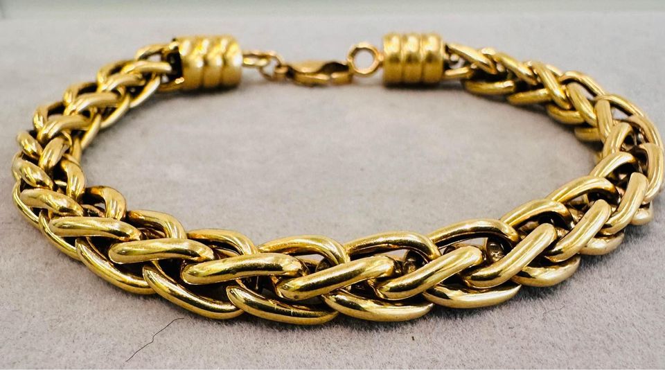 18karat Solid Gold Italian Wheat Bracelet Stamped 750 , 8.5” long , 7mm wide