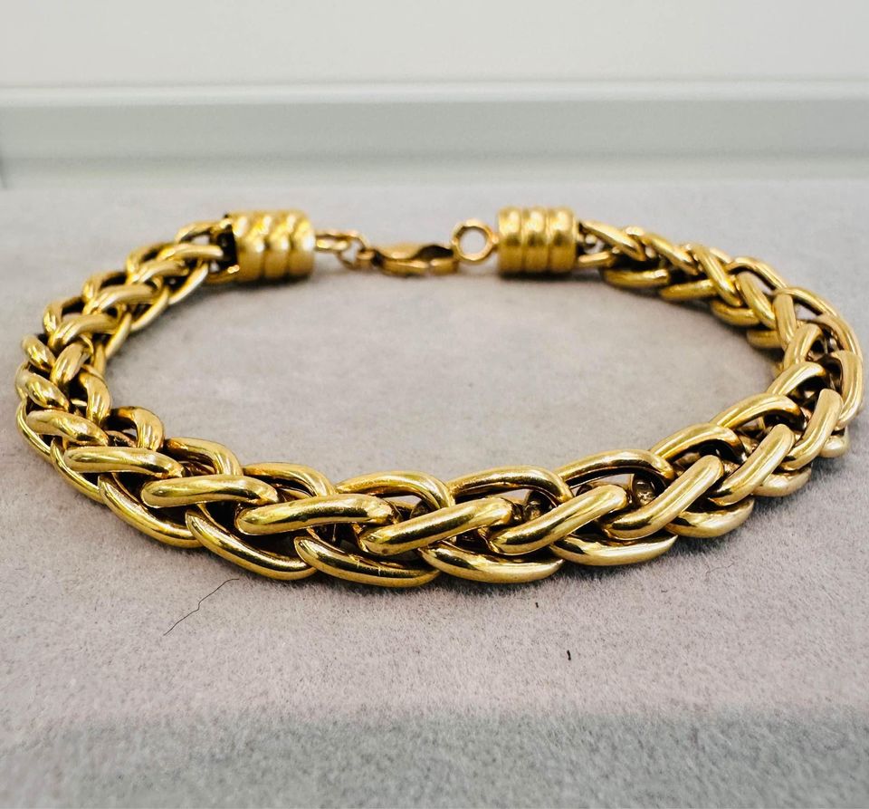 18karat Solid Gold Italian Wheat Bracelet Stamped 750 , 8.5” long , 7mm wide