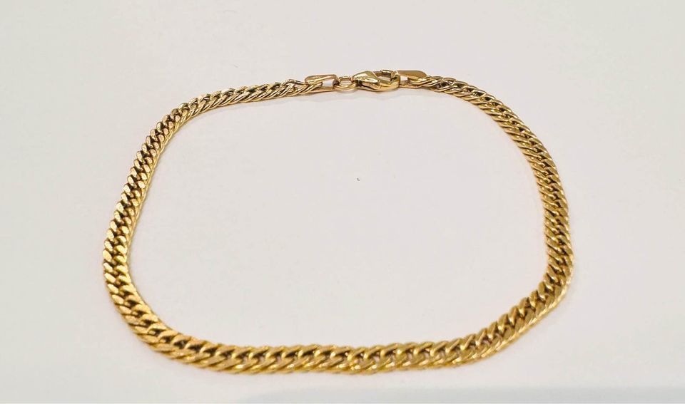 18karat Solid Gold Curb Link Bracelet , 7.5”