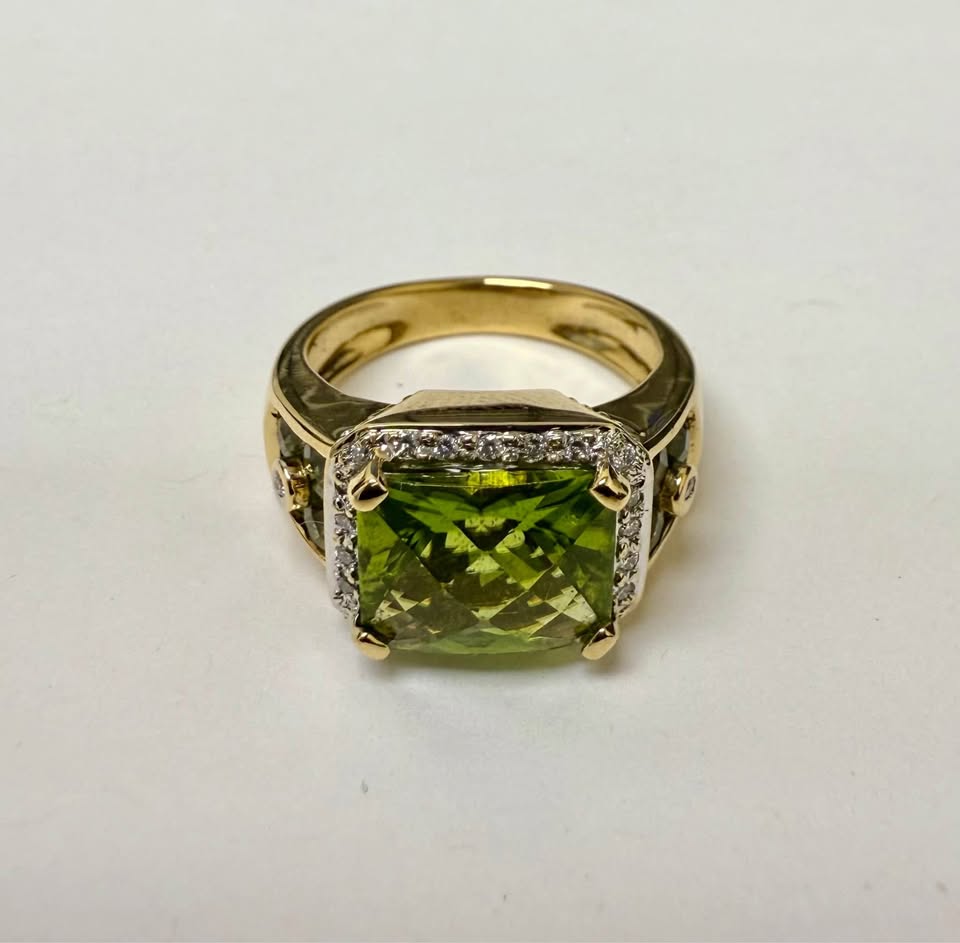 One of a kind 18karat yellow Gold Natural 5 Carat Peridot and Diamonds Dinner Ring